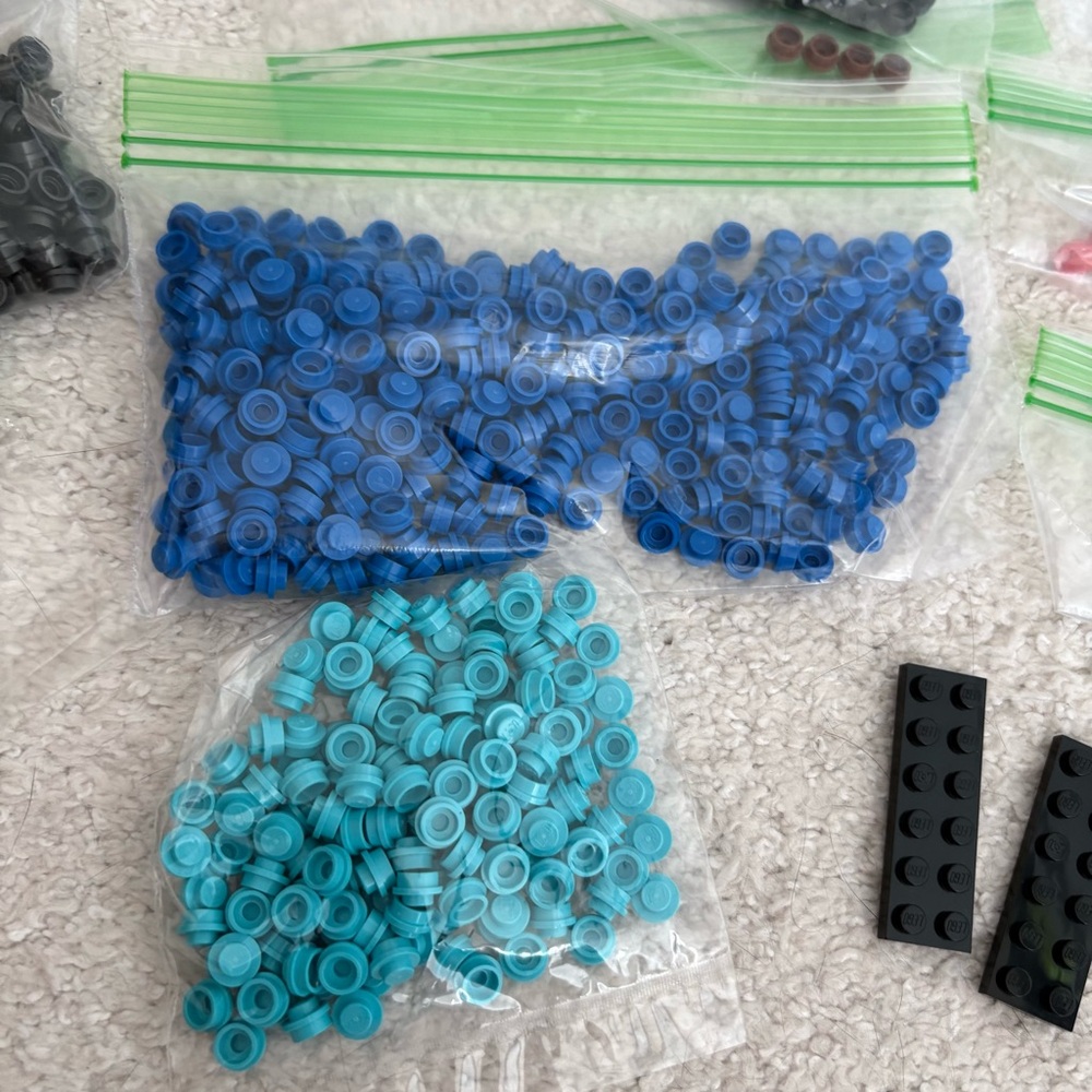 Assorted LEGO Round 1x1 Plates in Multiple Colors - Picture 2 of 9